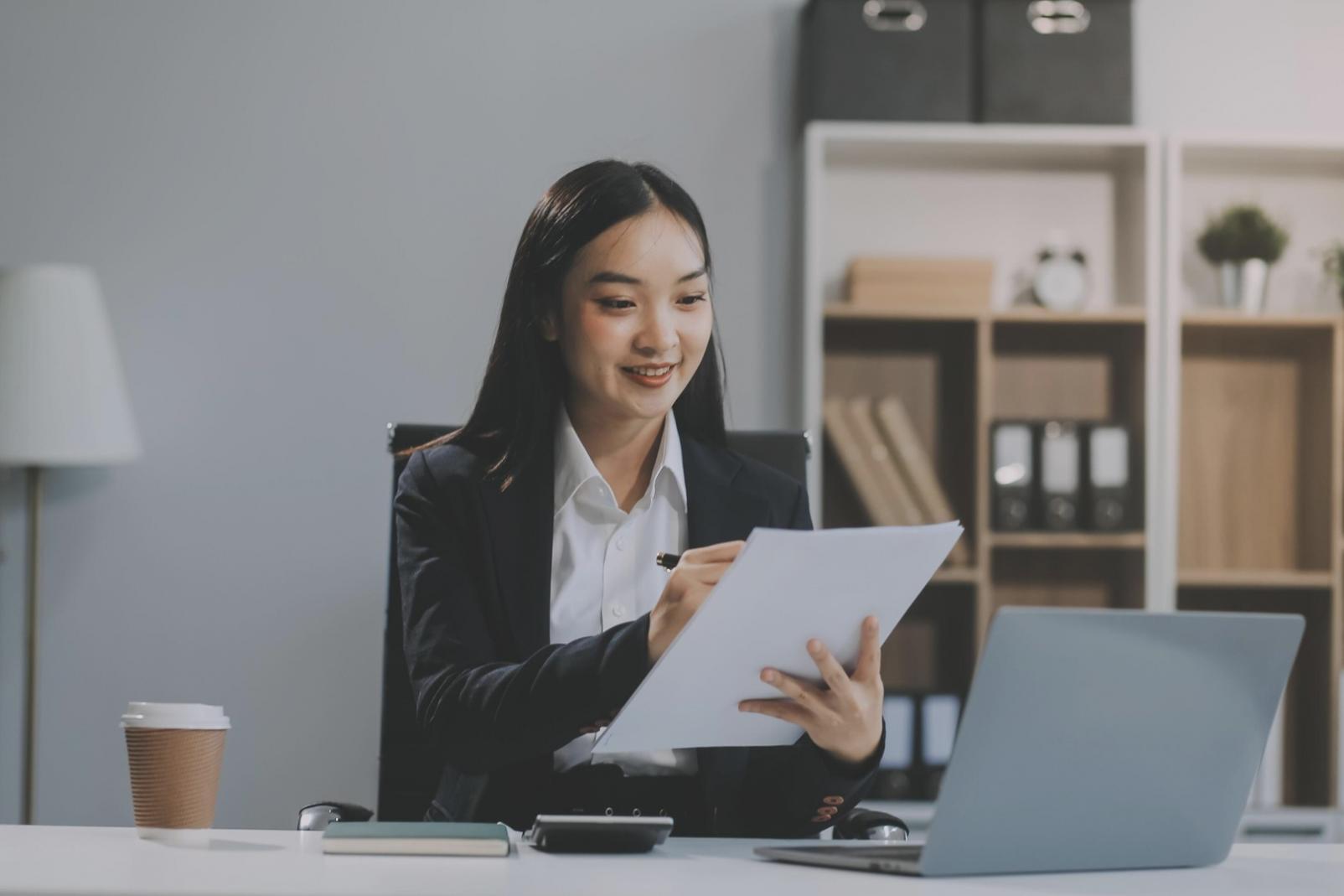 Analyse de documents financiers avec attention aux détails